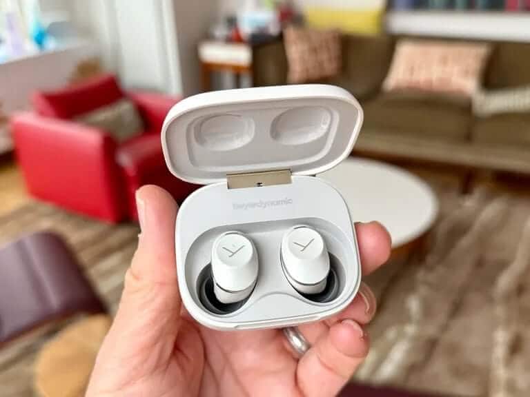 Beyerdynamic Amiron 300 – Premium earbuds with clear sound.