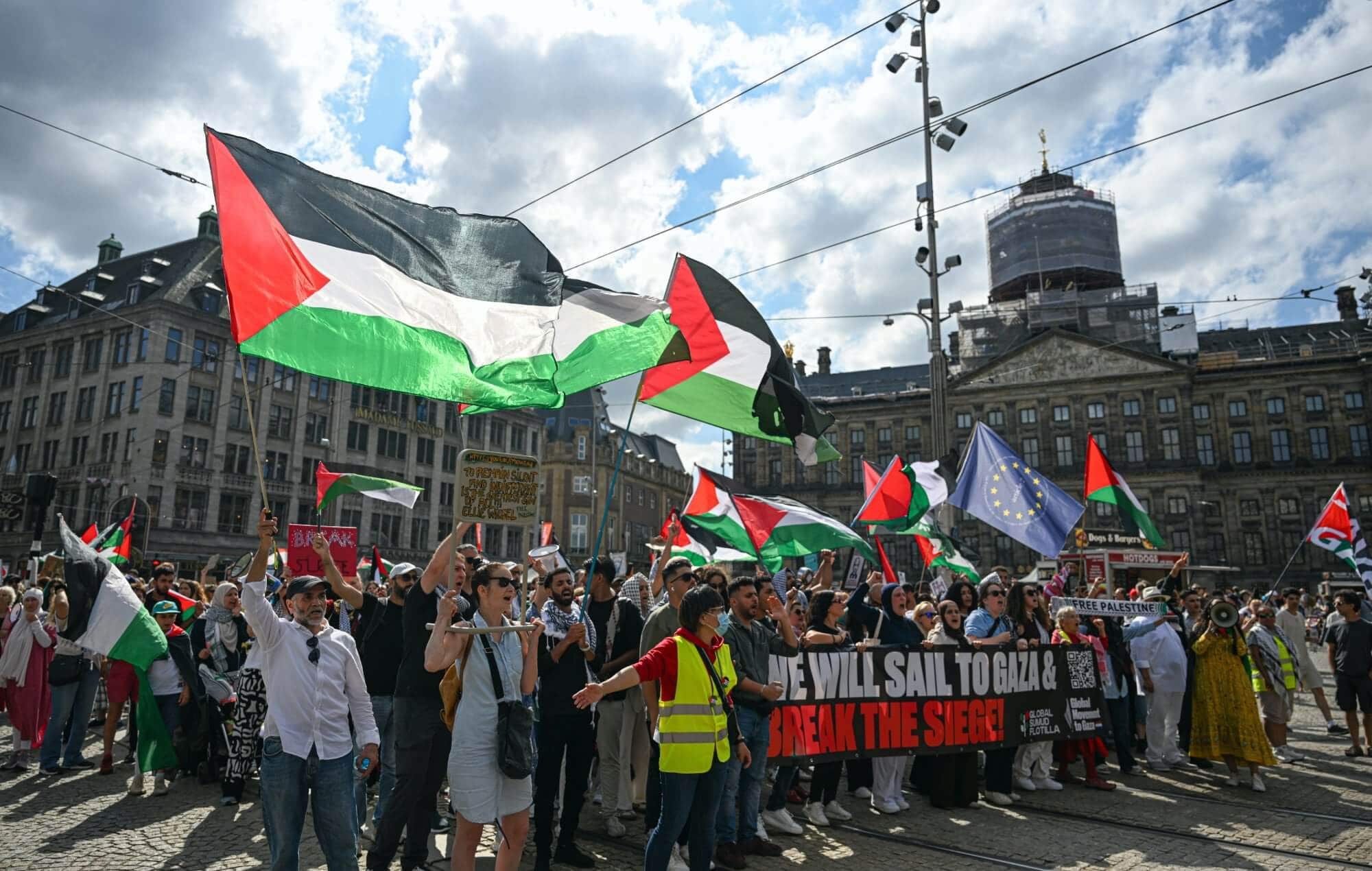 Pro-Palestinian supporters gather in Amsterdam, photo by Mouneb Taim/Anadolu/Getty