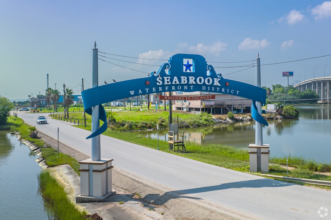 Waterfront homes and marinas showcasing living in Seabrook TX