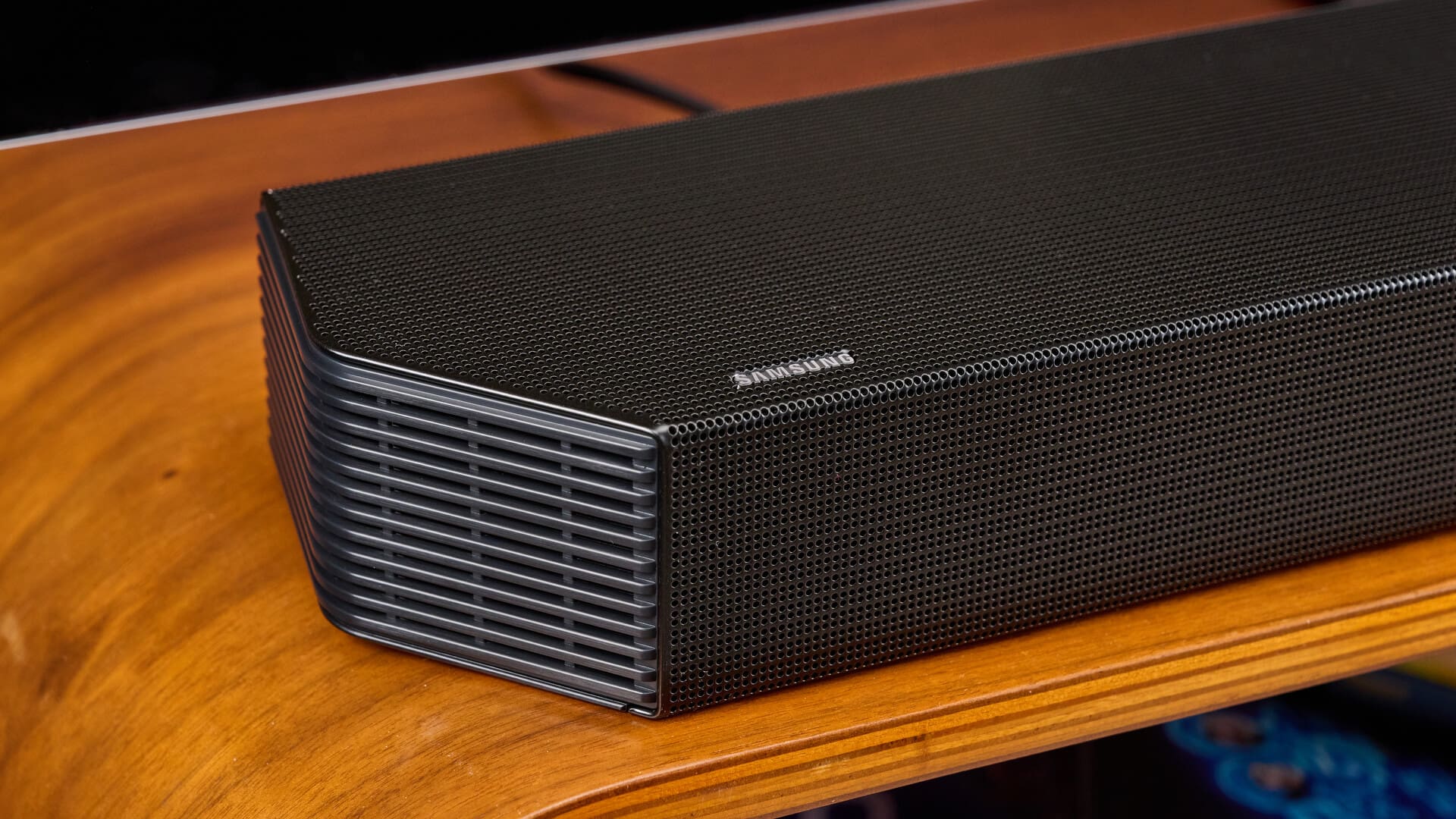 Side profile of Samsung HW-Q800F soundbar