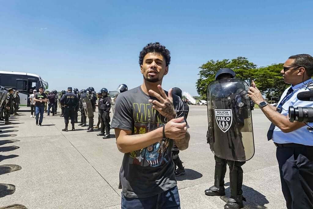 Venezuelan detainees flown from El Salvador as part of a detainee exchange