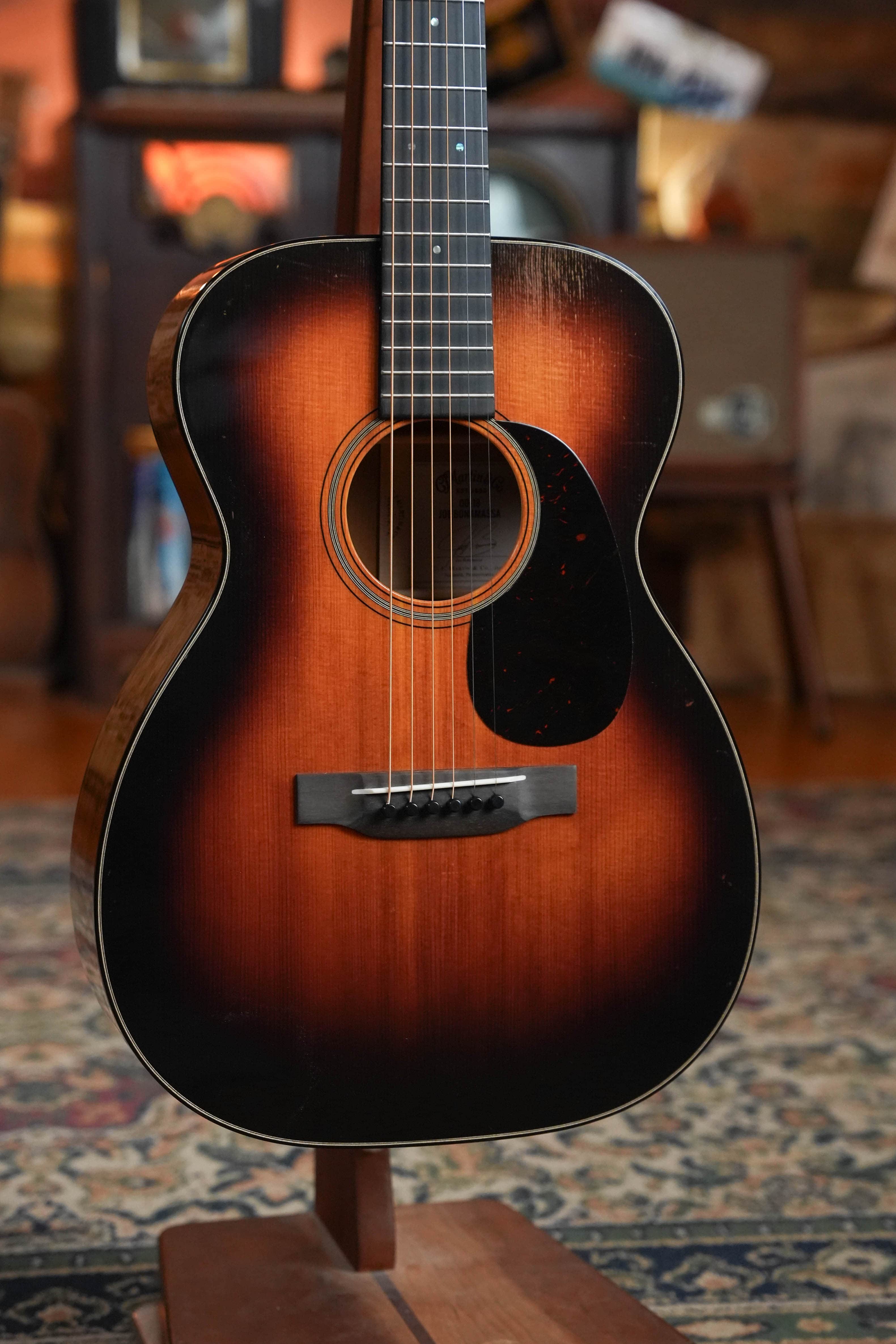 Bonamassa 00-18 top in the 1937 sunburst with the reproduced wear, black pickguard and ebony bridge