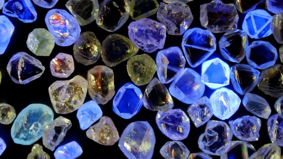 What Are Diamond Fluorescence, Fire, And Colour – Why Are They Important?