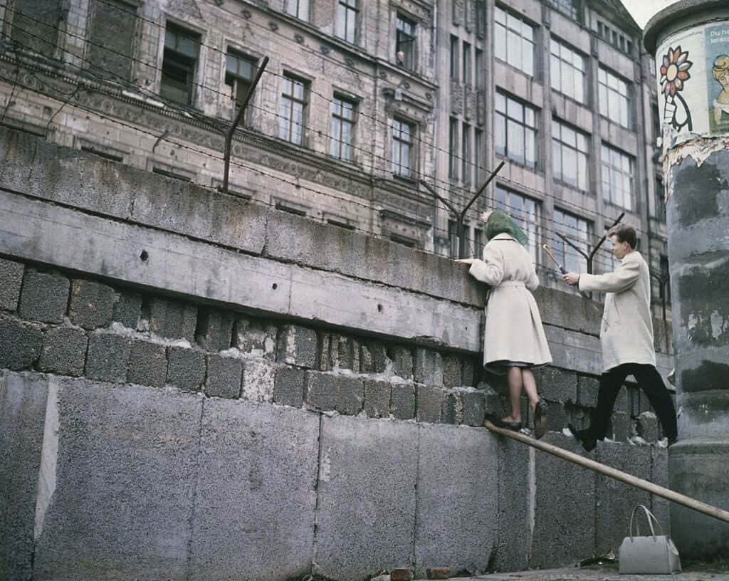 A West Berlin couple talks across the Wall