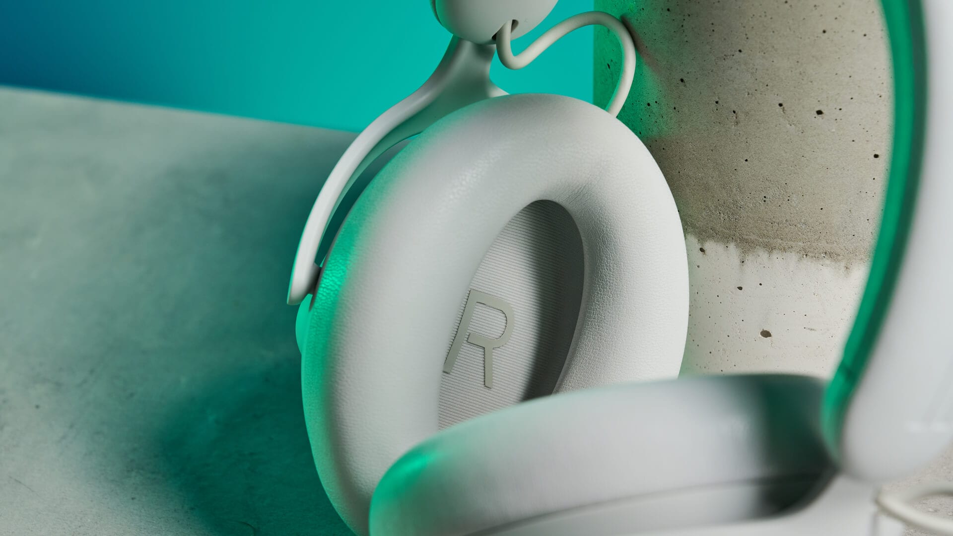 Alienware Pro Wireless Gaming Headset Review — Ultimate Comfort Meets Top-Tier Sound