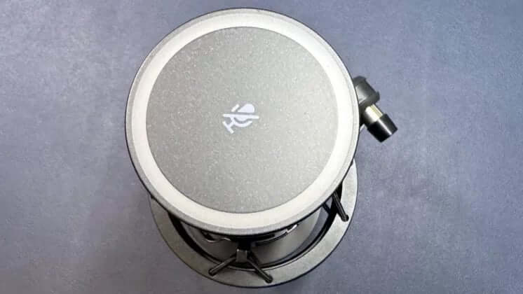 Light ring indicating polar pattern on HyperX QuadCast 2 S