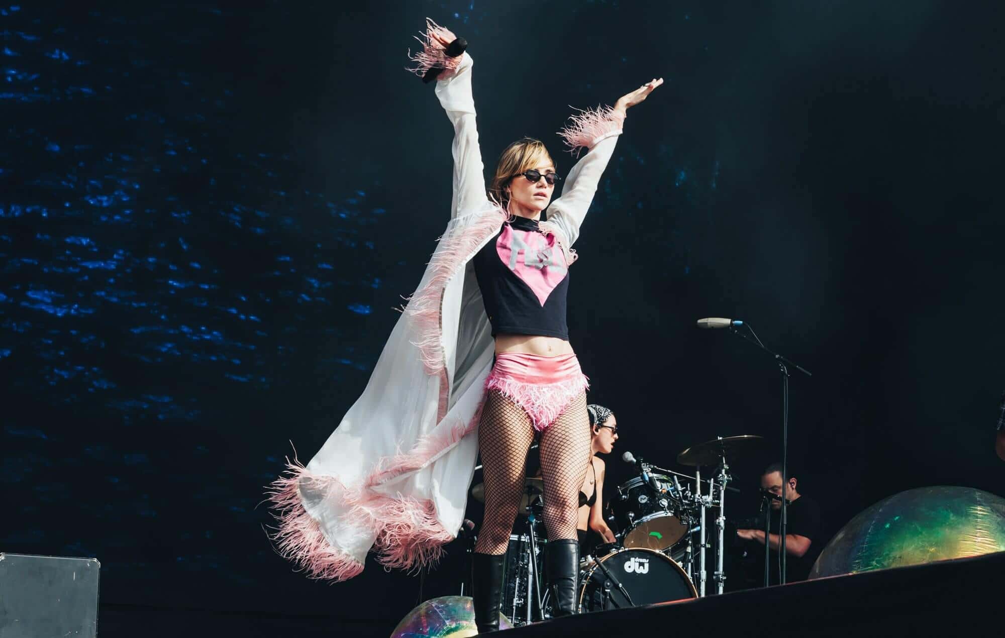 Suki Waterhouse inviting a fan onstage at Reading Festival 2025