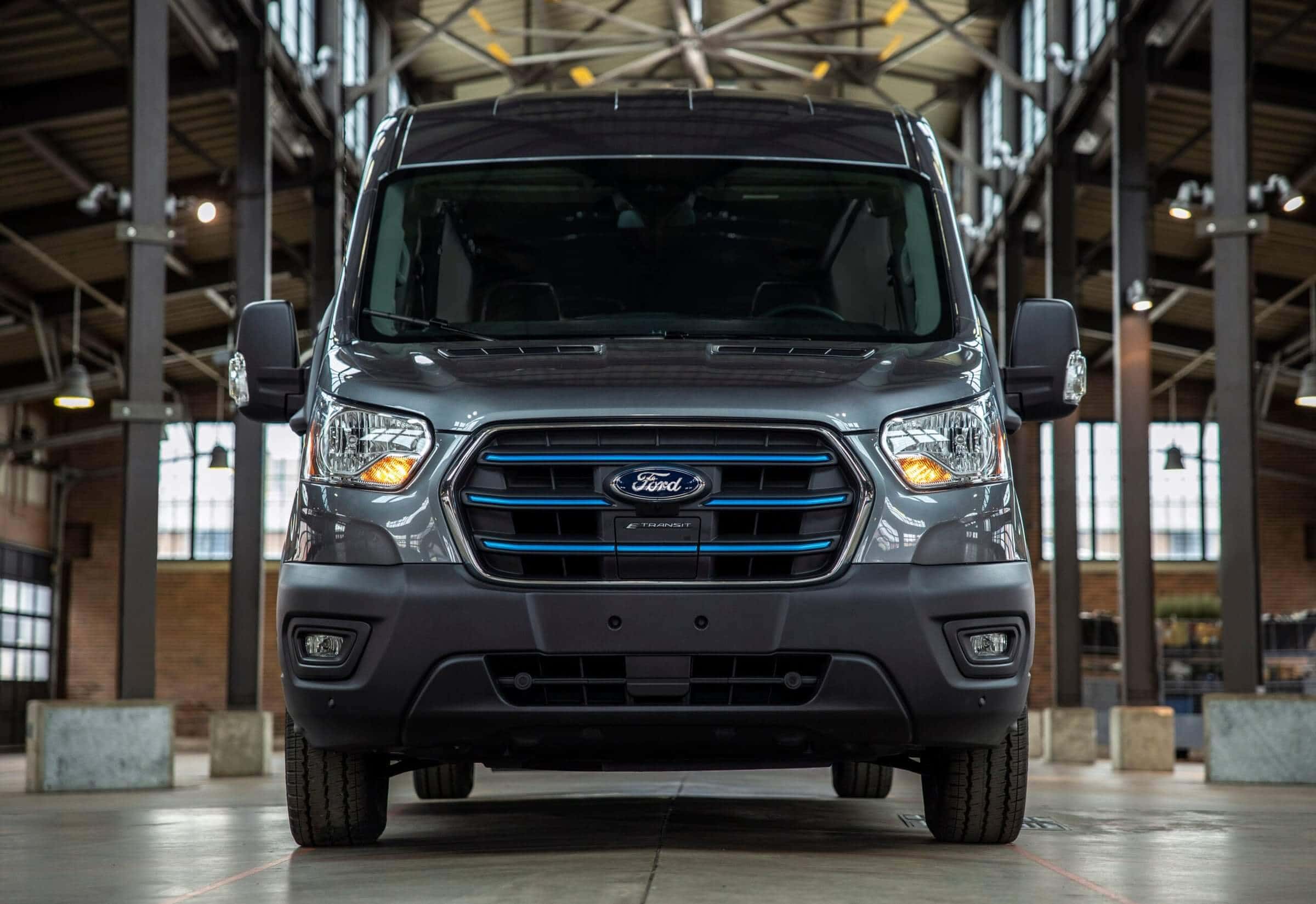 Vista frontal de Ford E-Transit eléctrico, furgoneta de trabajo sostenible