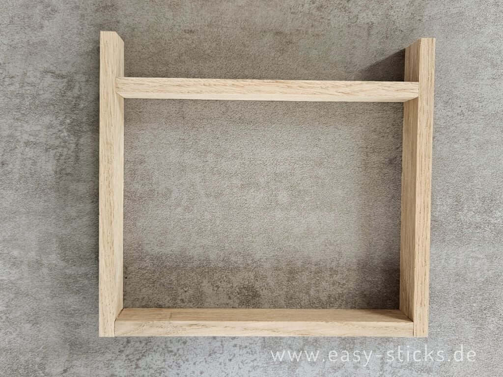 Zwei seitliche Easy-Sticks mit einer Querstrebe bilden das Grundgerüst der DIY Pflanzenvermehrungsstation