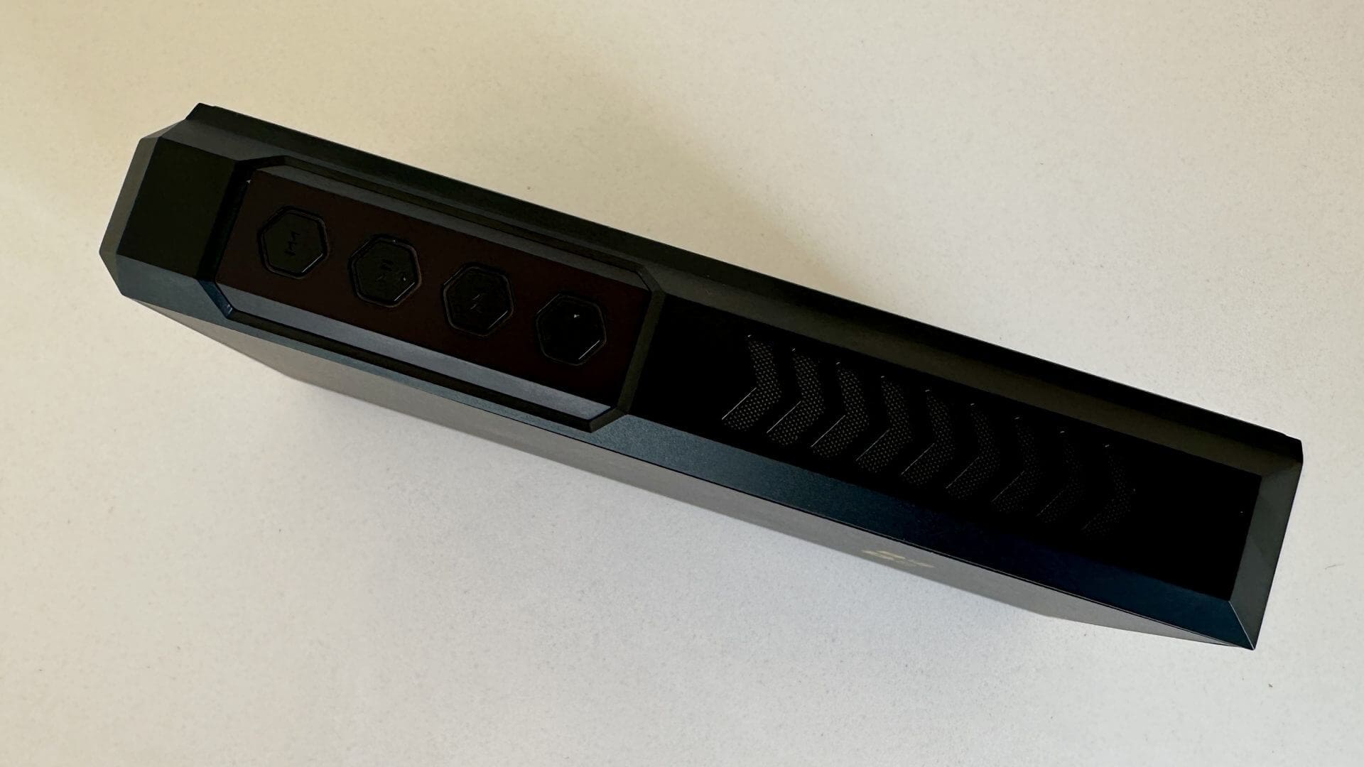 FiiO M27 – desktop stand with active cooling
