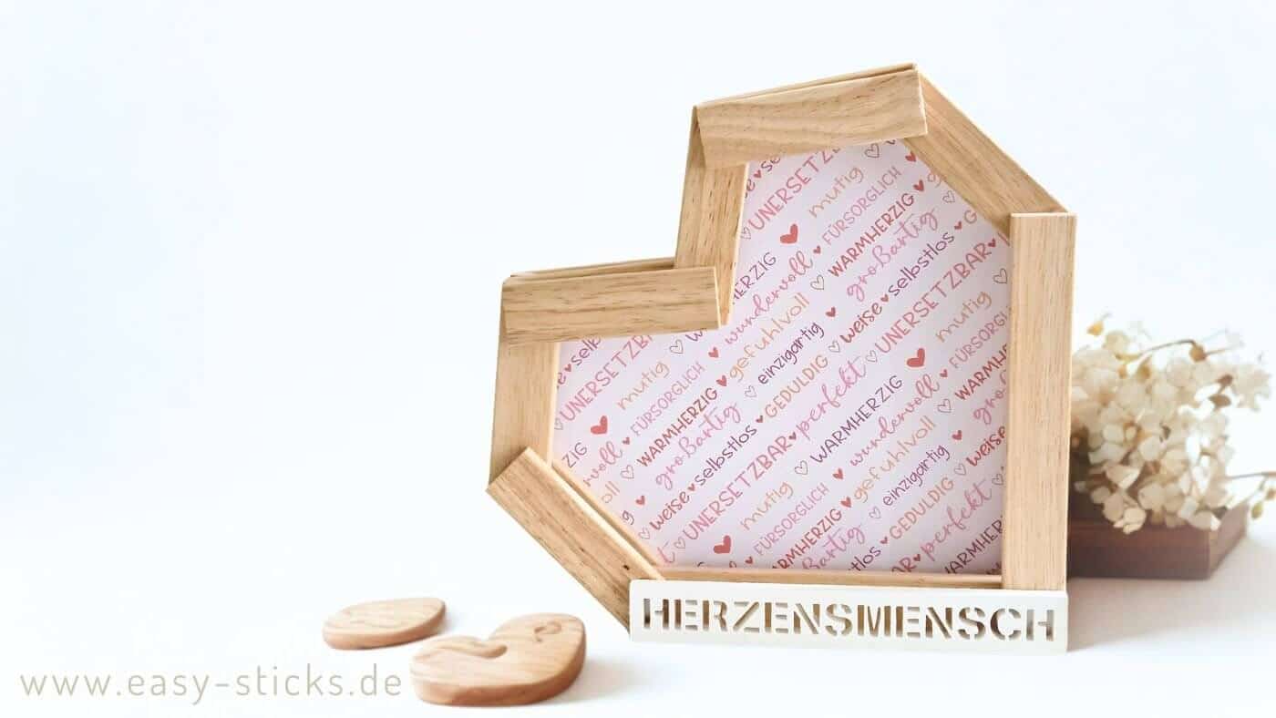 Rahmen mit Herz aus Holz-Sticks basteln – einfache Anleitung ohne Sägen inkl. Bauvorlage und Druckvorlage. Perfekt als persönliche DIY Geschenkidee.