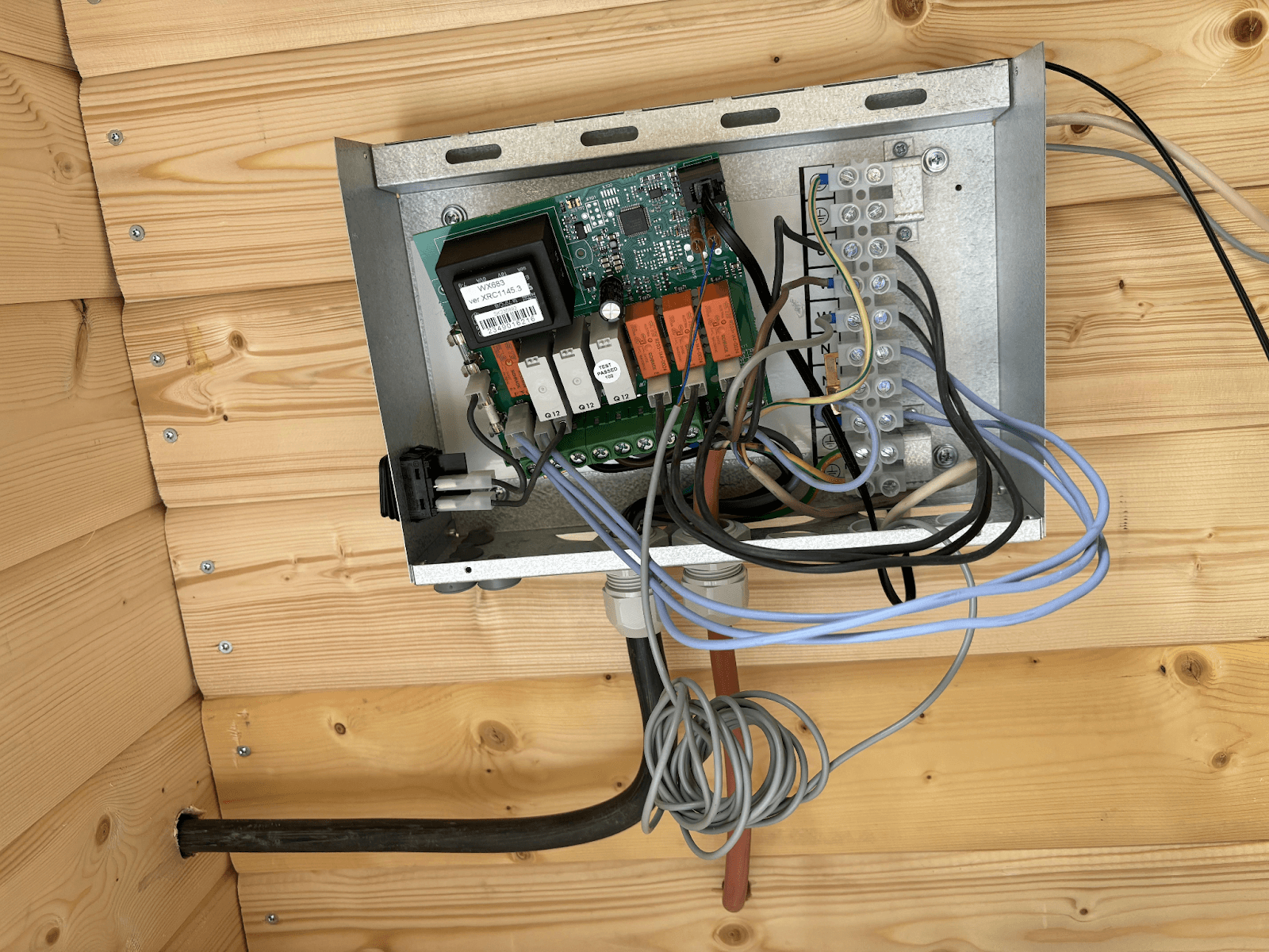 Alt text: Electrical Wiring Harvia Xenio CX110XW for traditional sauna