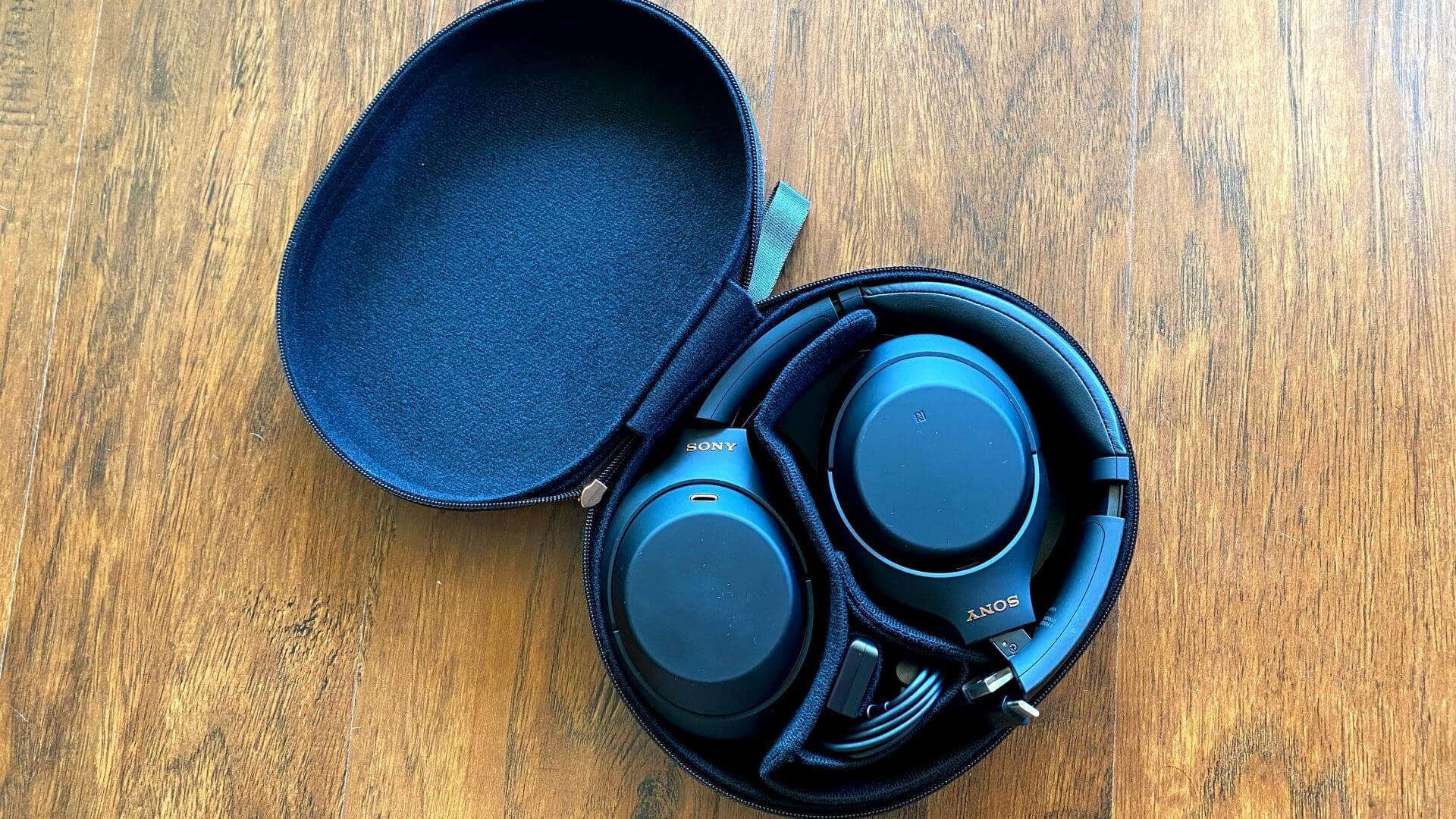 Sony WH-1000XM4 in case