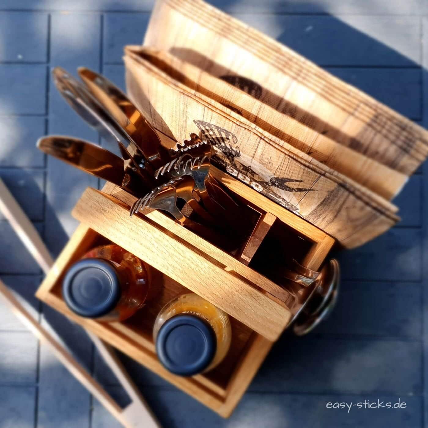 Kreative Bastelidee: Der praktische Grillbutler aus Easy-Sticks in einer Draufsicht.