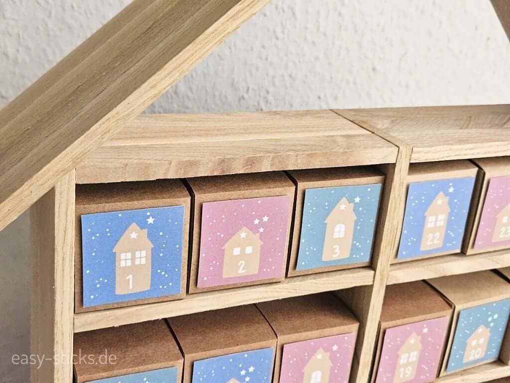 Nahansicht des Adventskalenderhauses aus Easy-Sticks