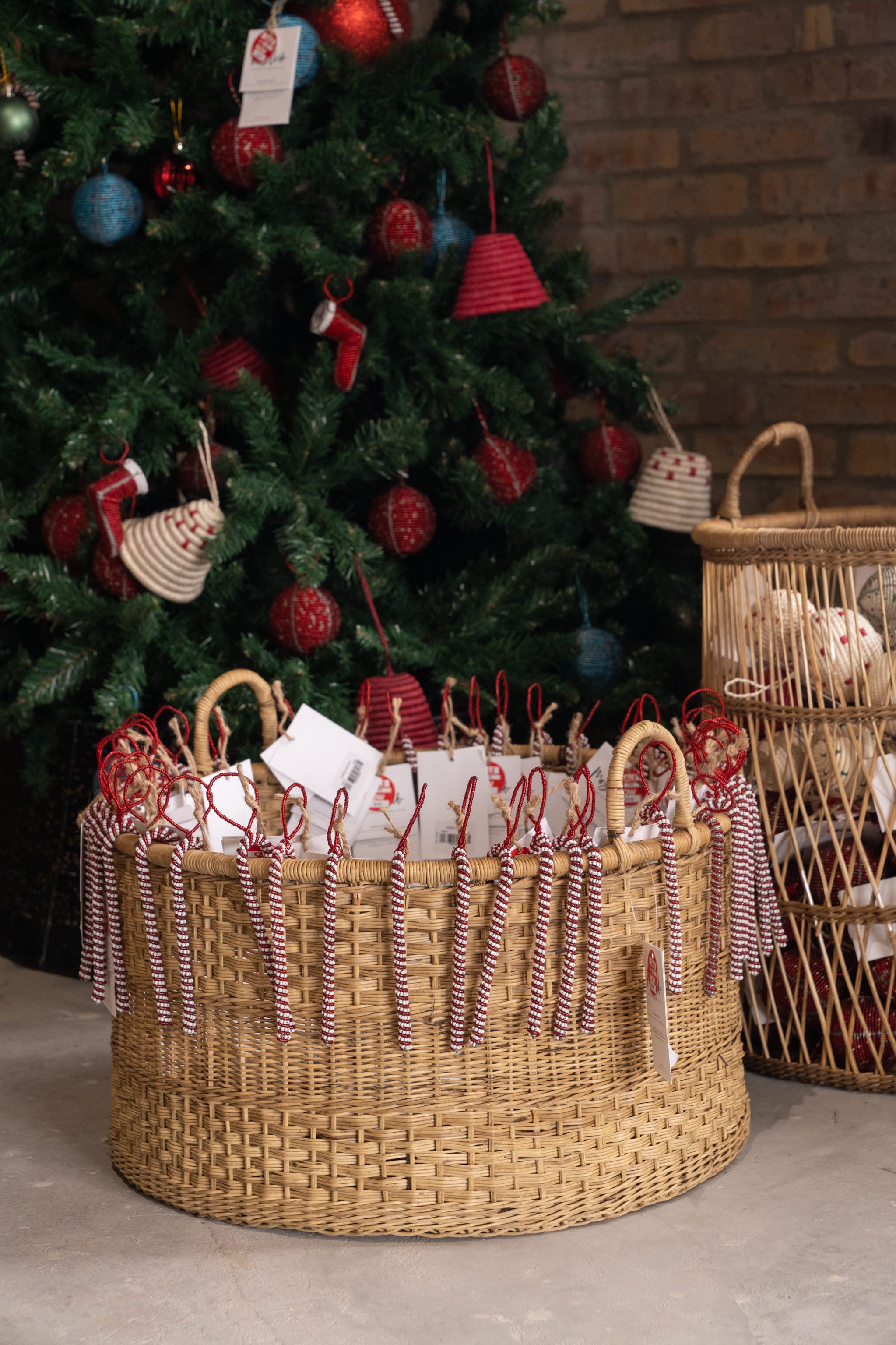 Handmade Christmas decorations at Mo’s Crib featuring a decorated Christmas tree, woven tree skirts and festive baskets for the Stellenbosch Factory Sale Christmas Edition.