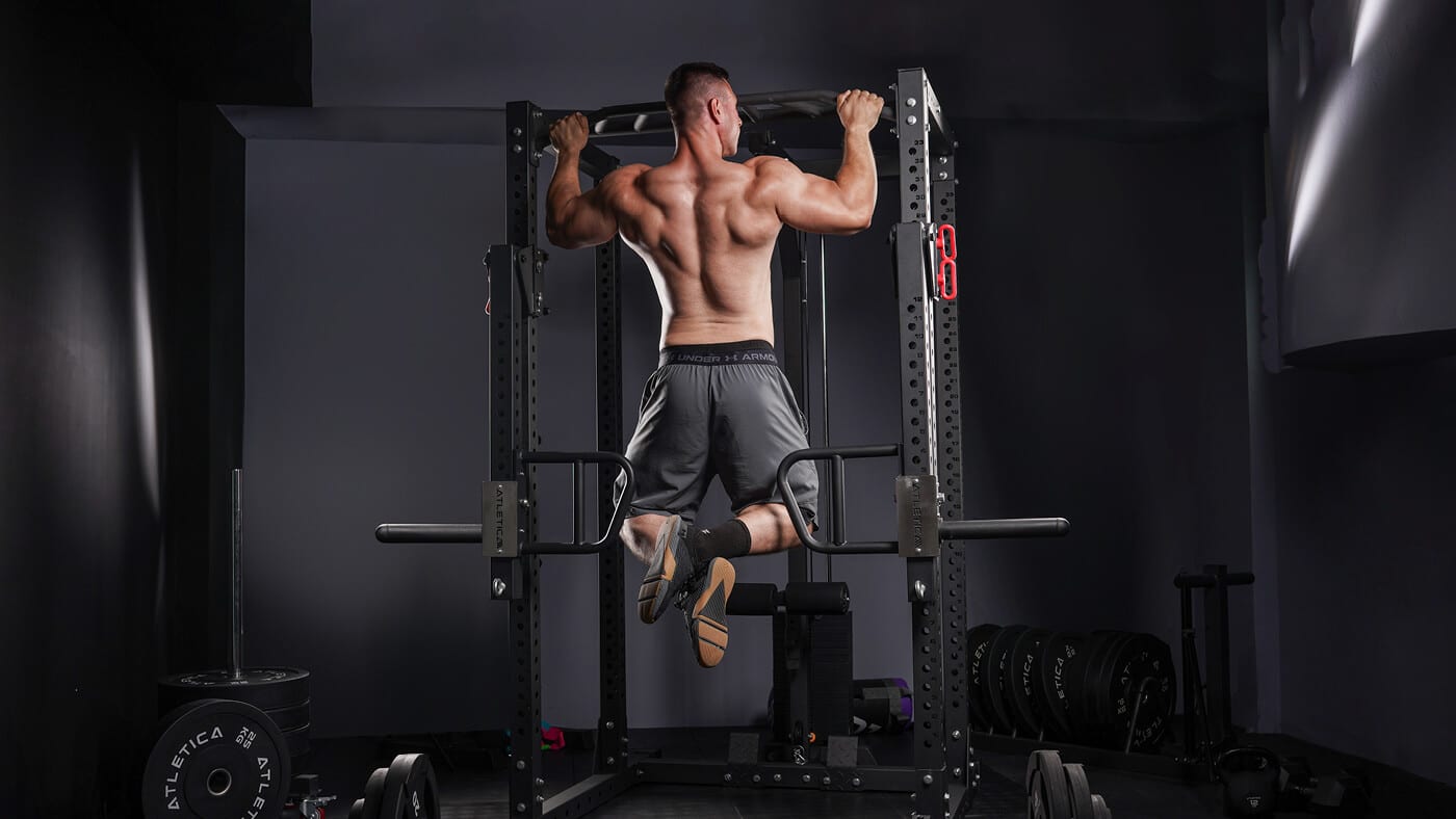 Klimmzüge an der Klimmzugstange am Power Rack