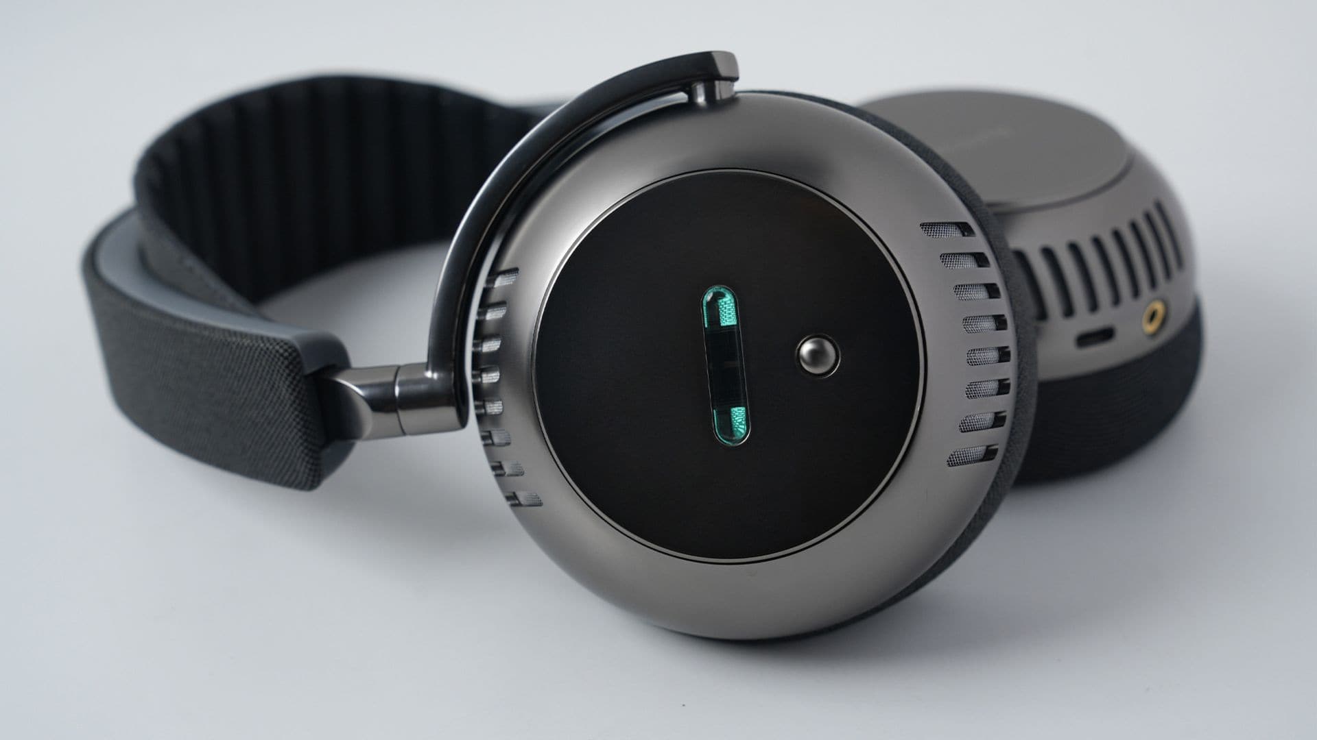 Écoute TH2 valve amplifier visible inside the ear cup
