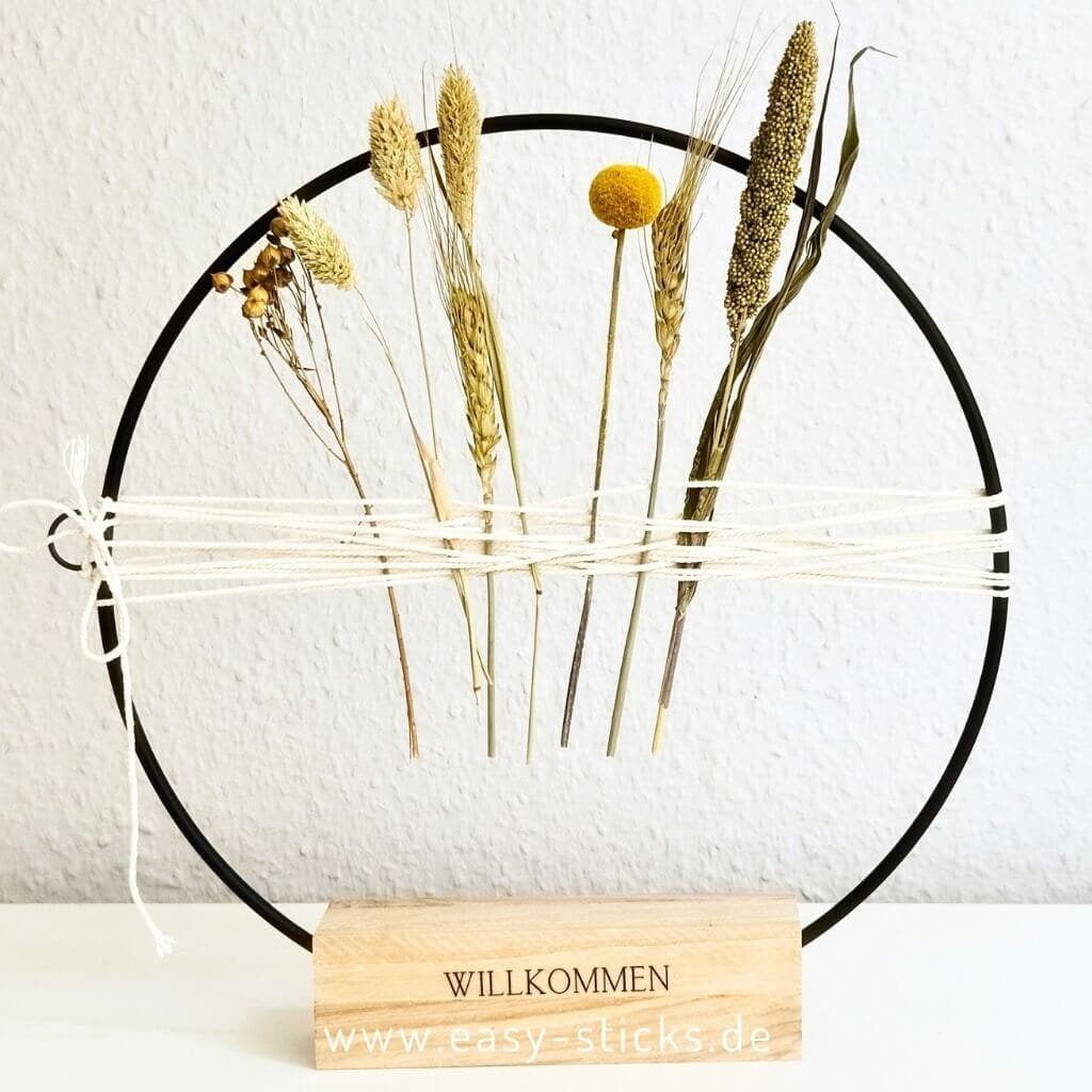 Easy-Sticks Deko mit Trockenblumen und Metallring