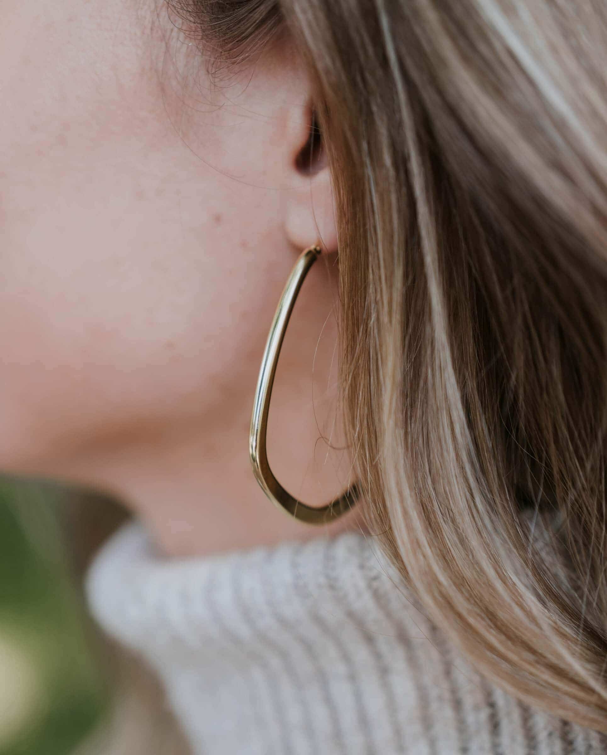 The Capsule Wardrobe Essential: Why You Need Minimalist Jewelry