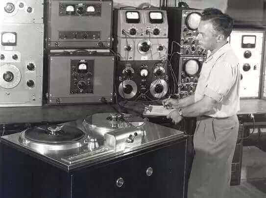 Harold Lindsay with the Model 200A in the lab