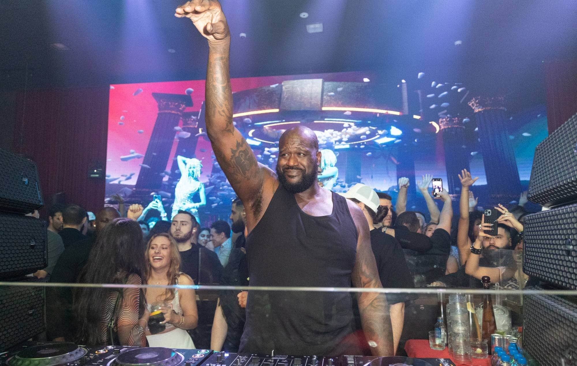 Shaquille O'Neal on guitar