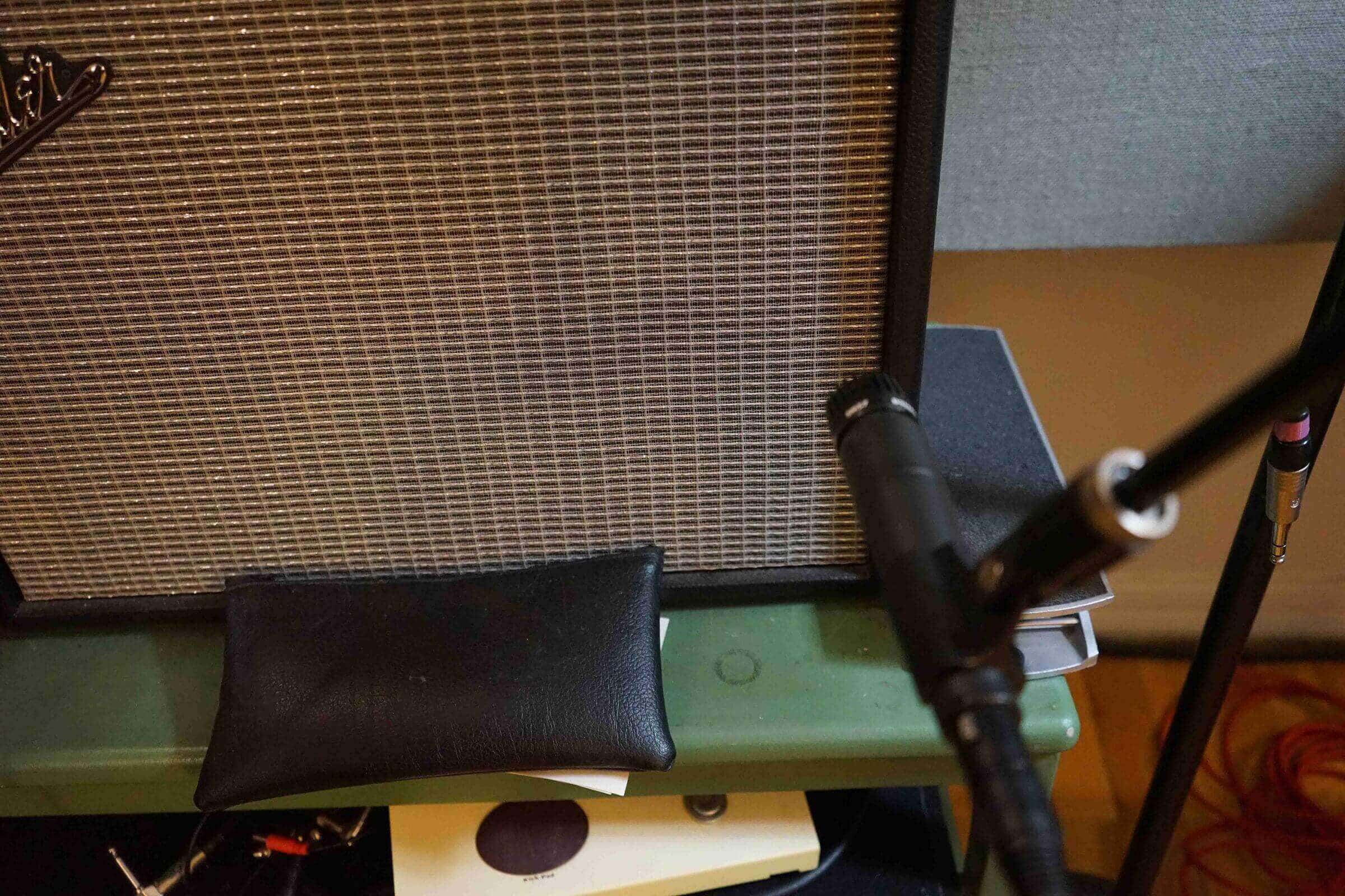 Dynamic microphone off-axis placement on guitar cab