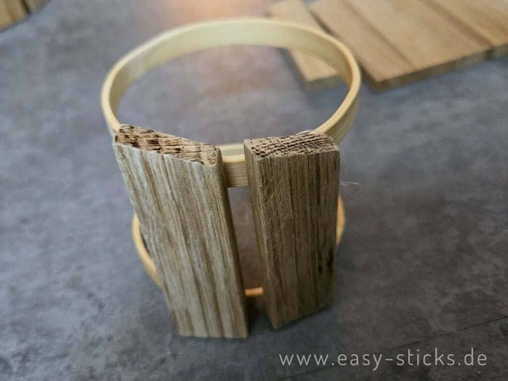 Holzklötzchen Schritt für Schritt am Holzring befestigen
