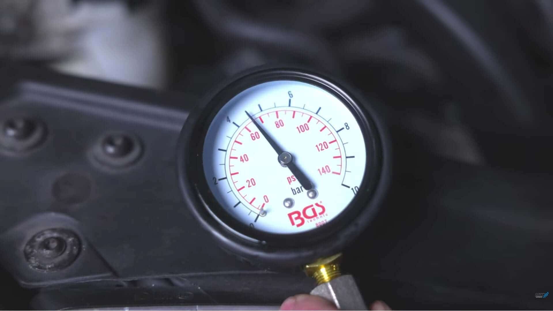 Öldruckmesser zeigt über 4 bar Druck bei rund 6.500 Umdrehungen