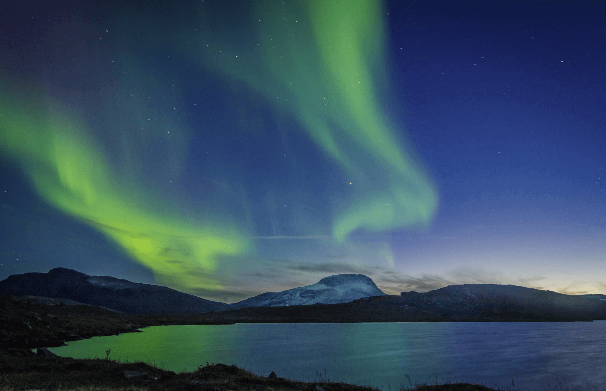 Ein Bild, das Polarlichter, Natur, Himmel, See enthält.Automatisch generierte Beschreibung