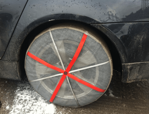 Funda de nieve instalada en rueda de coche