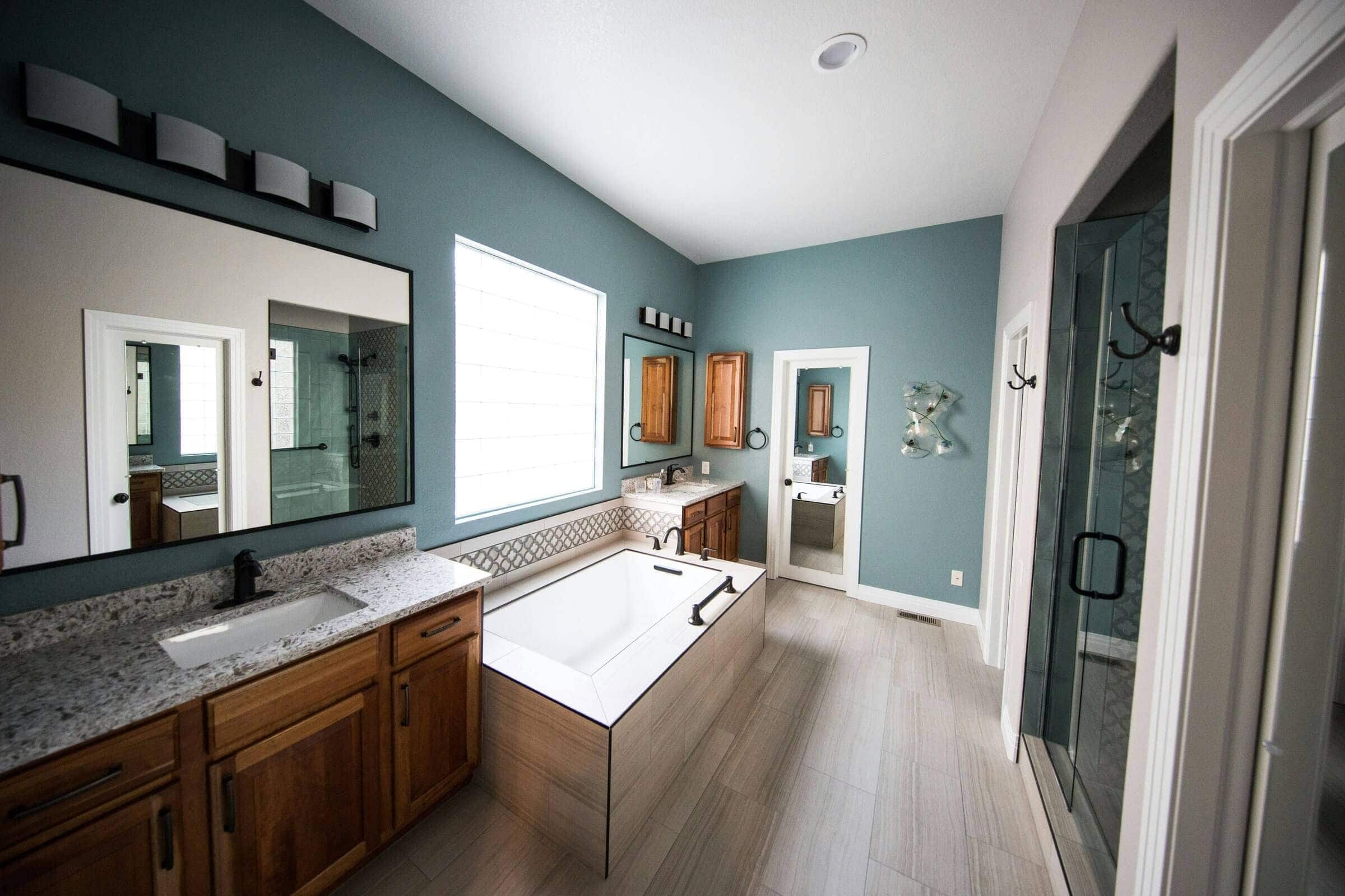 Renovierte Große Badezimmer mit Badewanne und Dusche