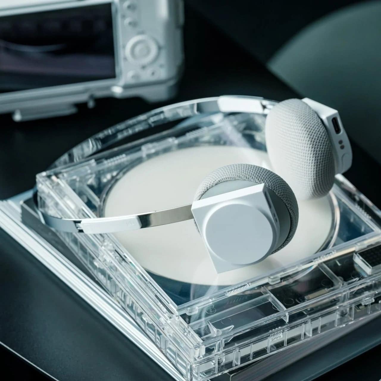 StillFrame Headphones with interchangeable ear cushion colors