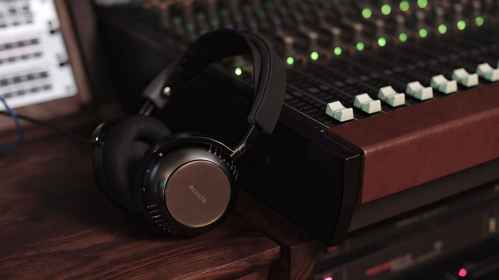 Écoute TH2 Wireless Headphones Bring Valve Amplification to Head-Fi