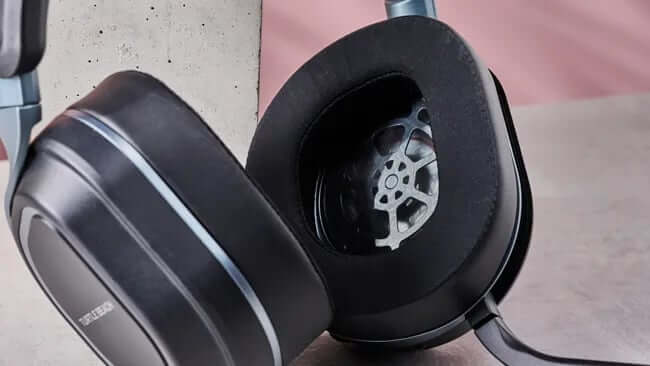 Foldable microphone and controls on Turtle Beach Stealth 700 Gen 3