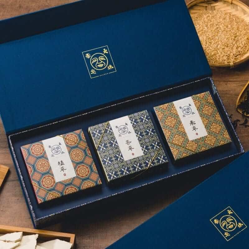 送同事精緻質感禮物推薦1：沐浴皂禮盒，以大稻埕在地的米、茶和中藥材料入皂製成，溫和滋潤肌膚，恢復水潤彈性