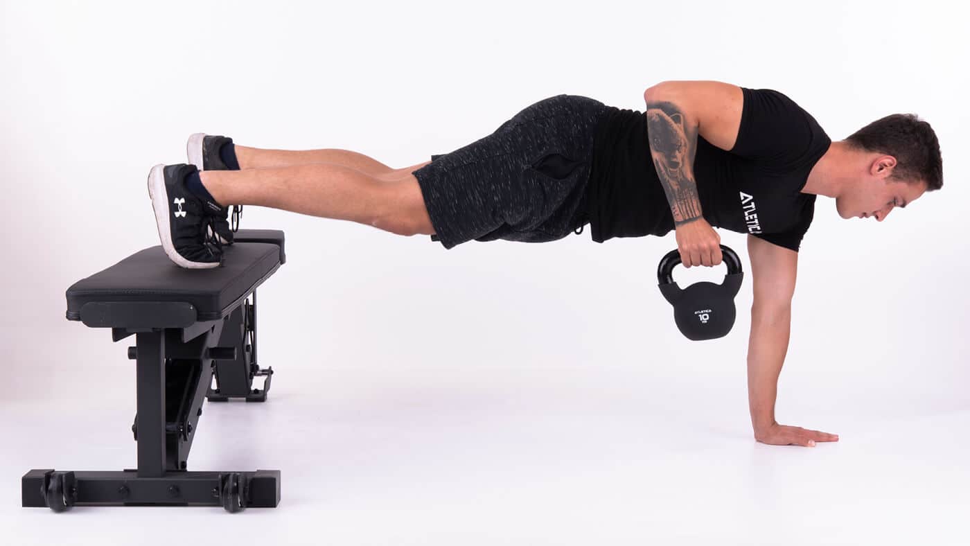 Liegestütze mit Kettlebell und Hantelbank