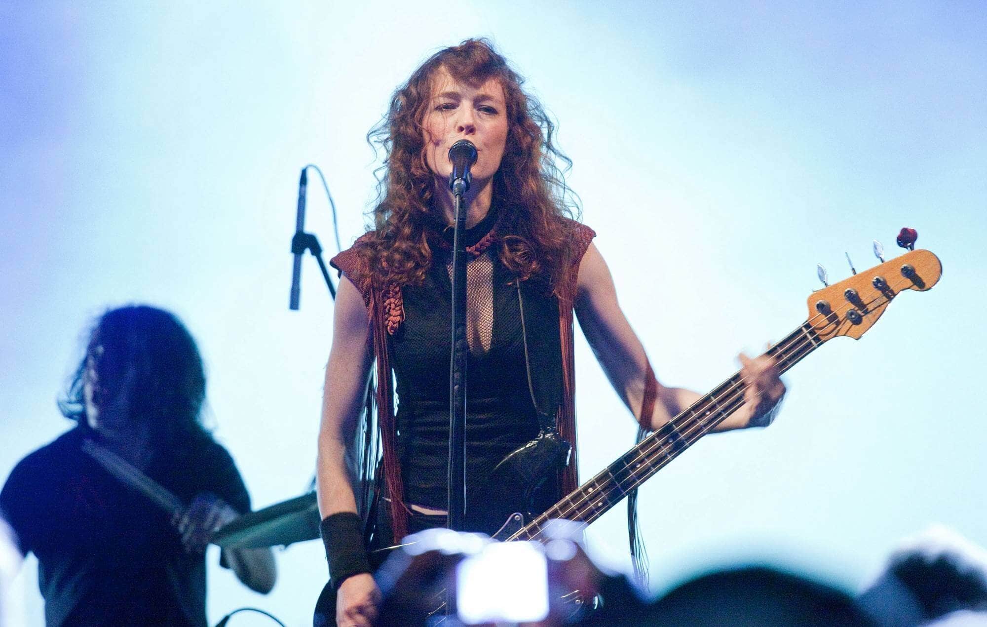 Melissa Auf der Maur in performance