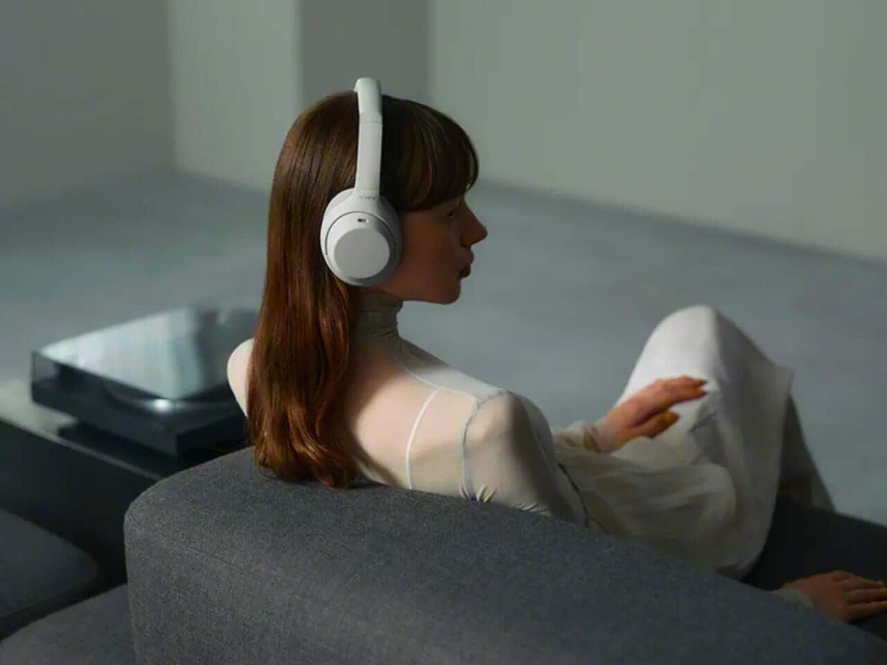 Sony WH-1000XM4C ear cups and headband design