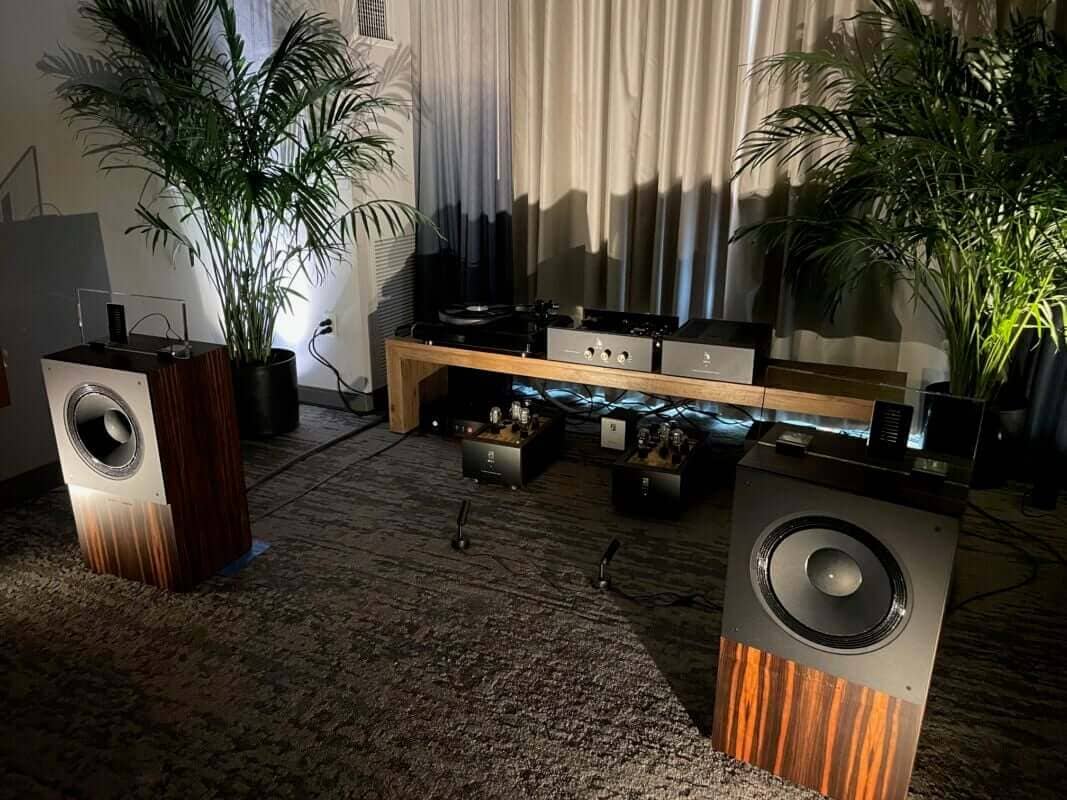 The Gestalt Audio room and Wolf von Langa Ultima loudspeaker driven by 6W