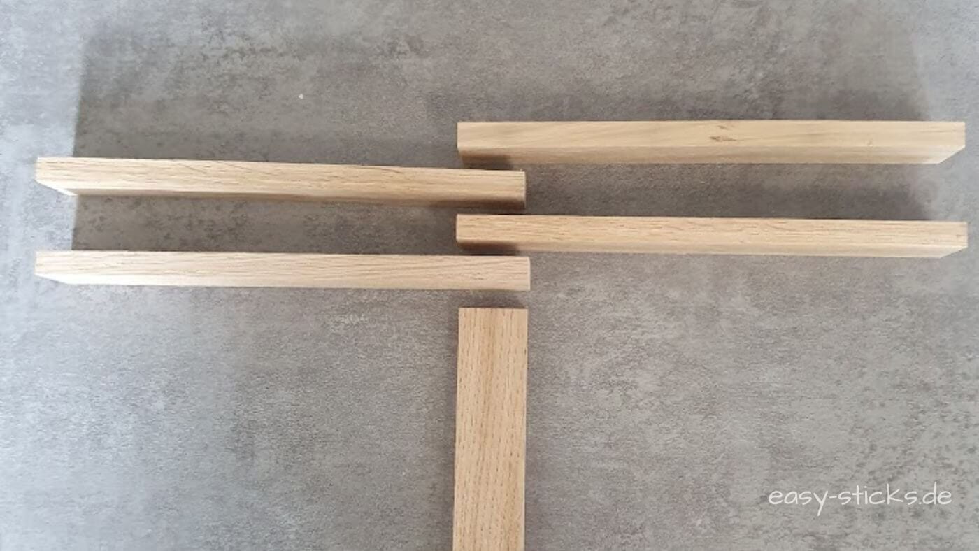 Zwei versetzt verklebte Easy-Sticks als Seitenteil für einen kleinen Tannenbaum