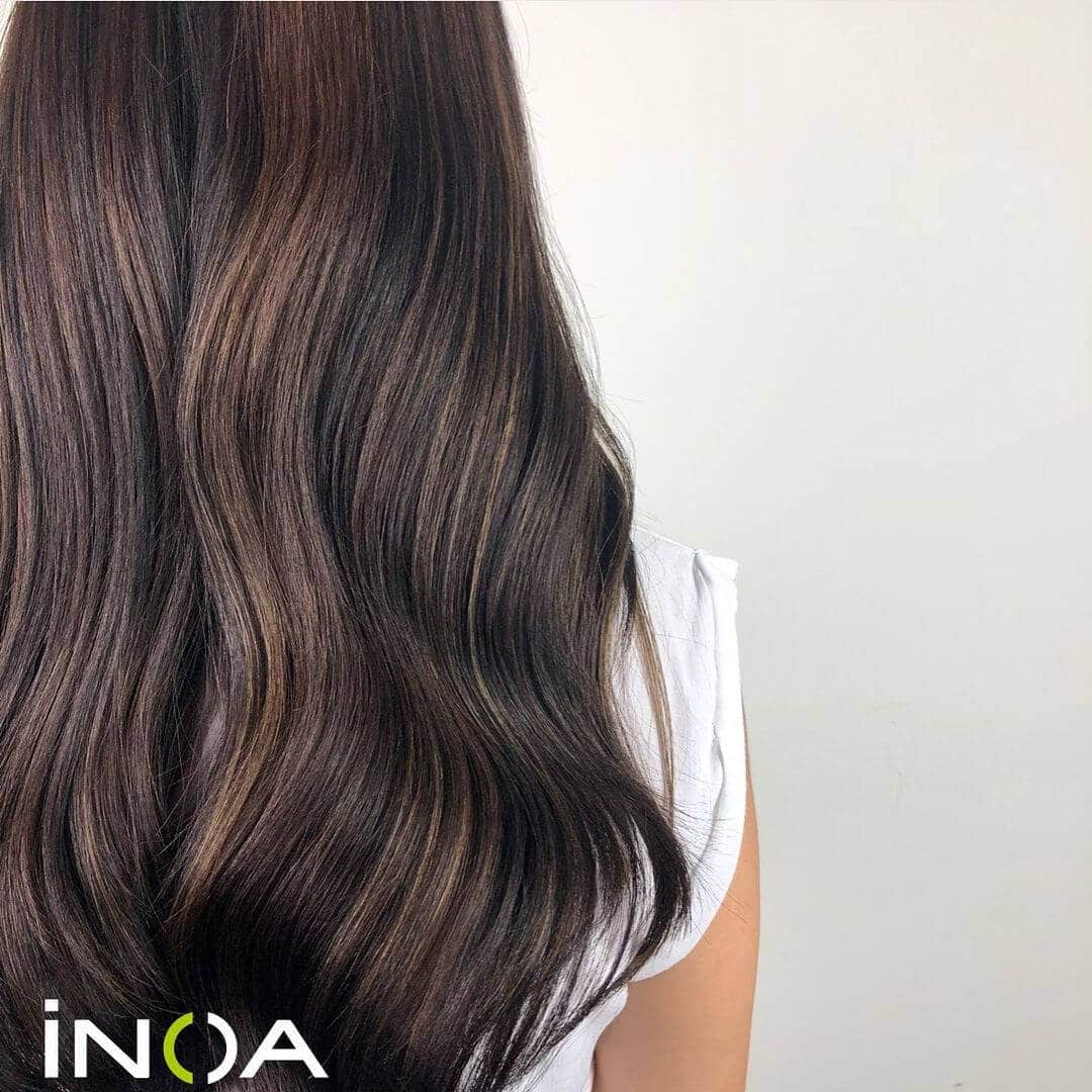 Since iNOA is made up of 60 per cent oil, you will never have to worry about having fragile and brittle hair – the product delivers 6 weeks of intense hydration while depositing true-to-tone colour.