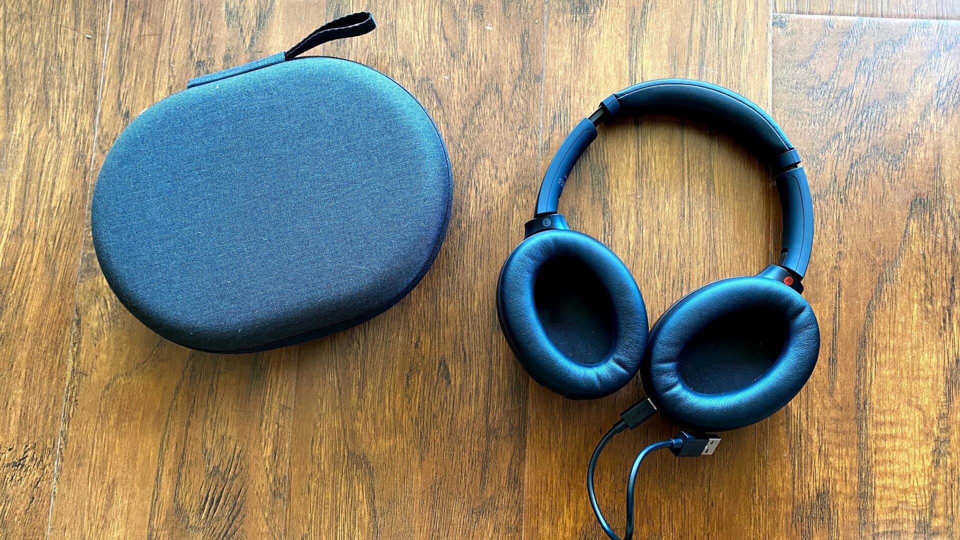 Sony WH-1000XM4 with case