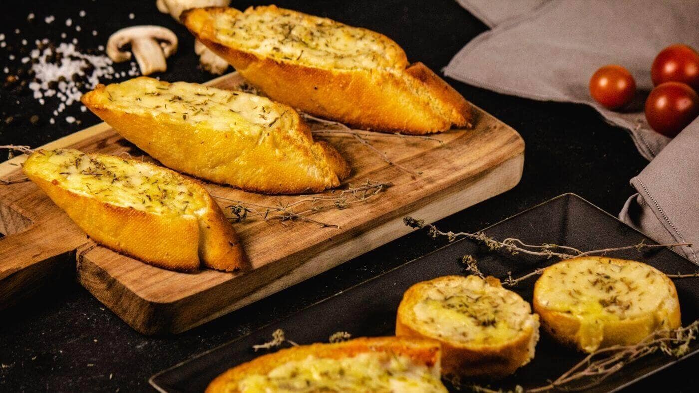 Can Parrots Eat Garlic Bread?