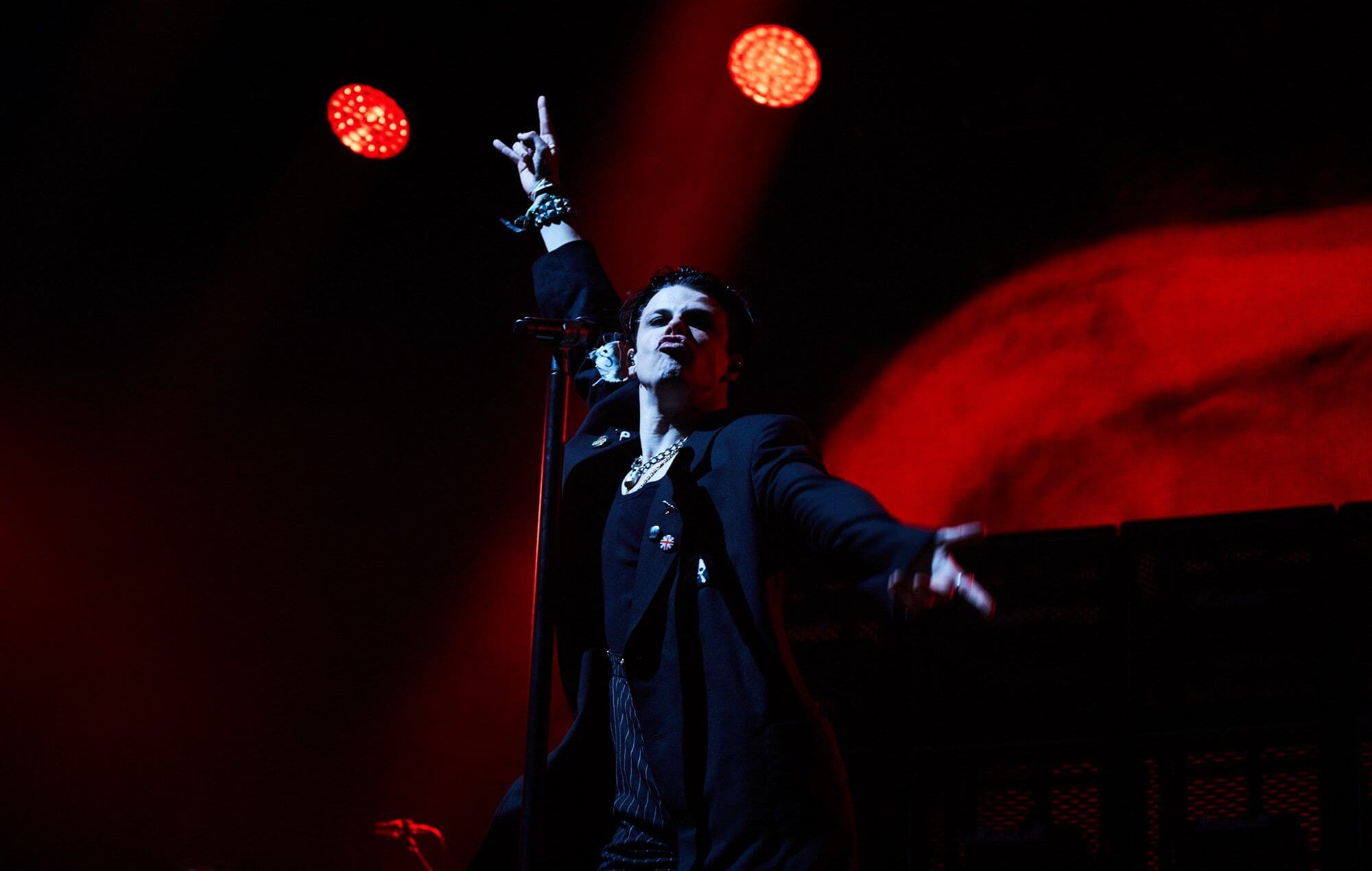 Yungblud performing at Glastonbury 2022, photo by Eva Pentel